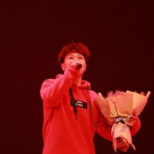 模特中出潮喷视频
